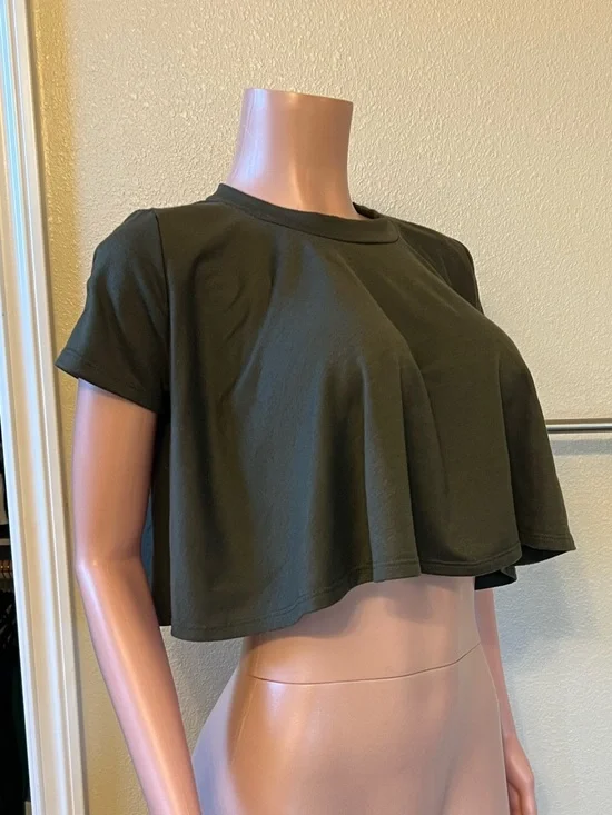 Green Cropped Tee Top - Classic Women’s Short Sleeve. Size S. - Picture 2 of 3